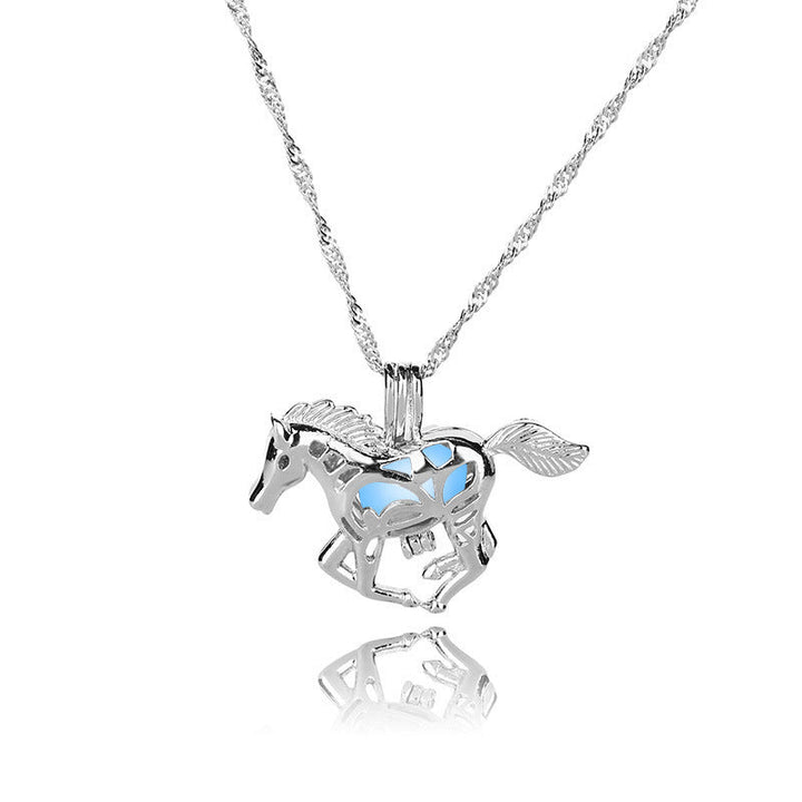 Błyszczący wisiorek z motywem konia Naszyjnik z motywem biegnącego konia