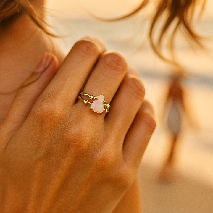 Johana | Srebrny pierścionek 925 z kamieniem księżycowym i złotymi akcentami