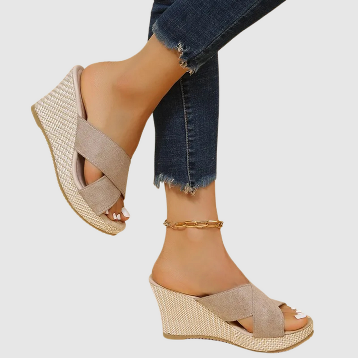 Nives - Eleganckie sandały na koturnie