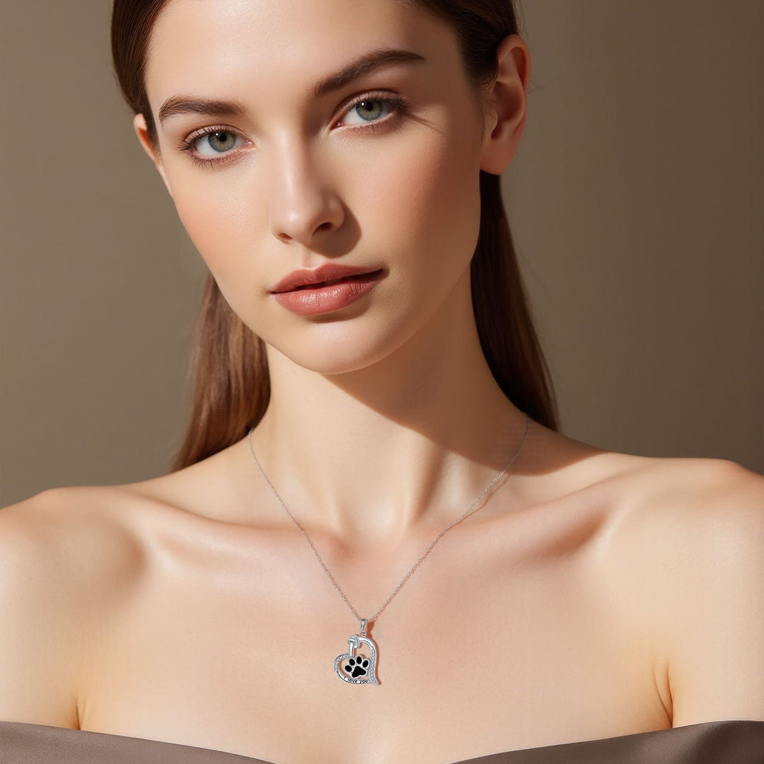 Naszyjnik z sercem i łapką – pamiątka po wiernych towarzyszach